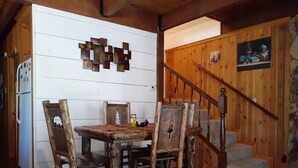 Dining - Charming & cozy cabin (Big Bear)