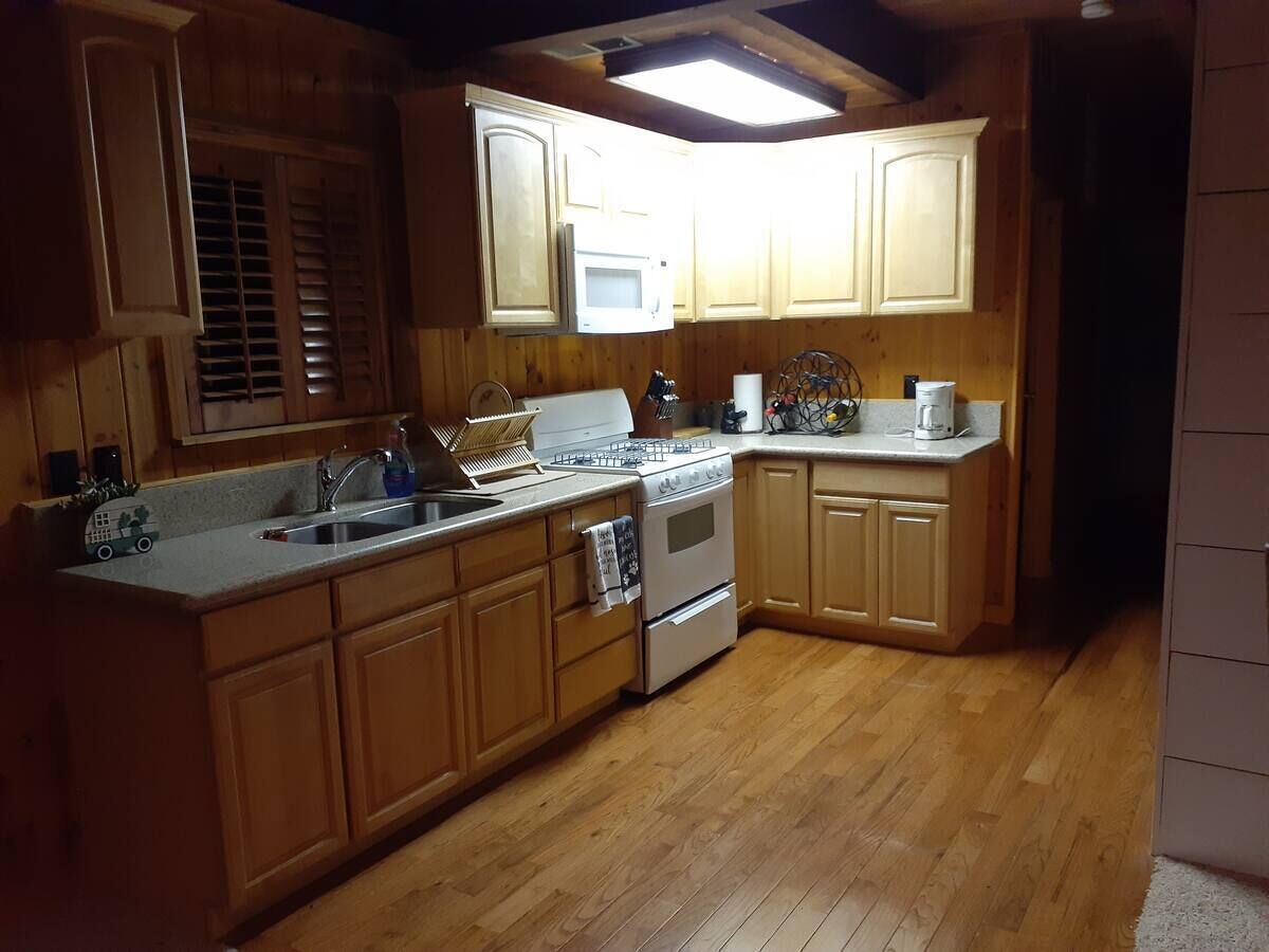 Charming & cozy cabin (Pet friendly)