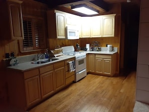 Fridge, microwave, stovetop, coffee/tea maker - Charming & cozy cabin (Big Bear)