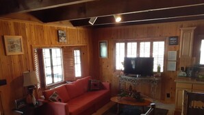 Smart TV, fireplace - Charming & cozy cabin (Big Bear)