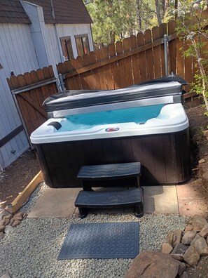 Outdoor spa tub - Charming & cozy cabin (Big Bear)