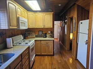 Refrigerador, microondas, parrilla de estufa y cafetera y tetera 