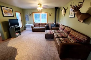 Smart TV, fireplace, books, offices - Your Hive Away From Home!! (Fairbanks)