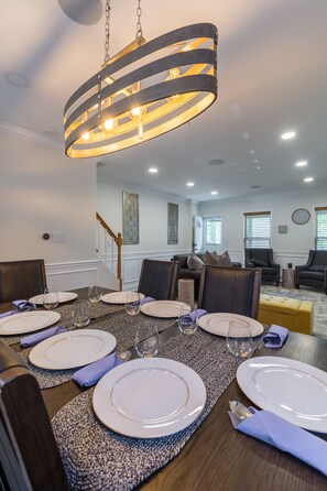 Dining - Clean Luxurious Retreat, Parking, Restaurants, Near New Hope. <1mile Del river  (Lambertville)
