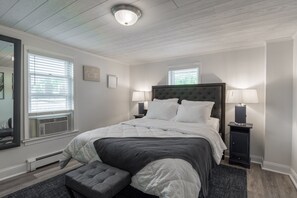 3 dormitorios, caja fuerte, escritorio y tabla de planchar con plancha