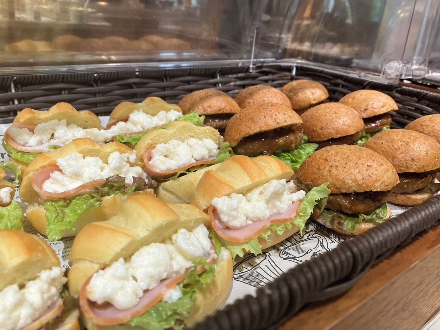 Un bufé con sándwiches y panecillos.