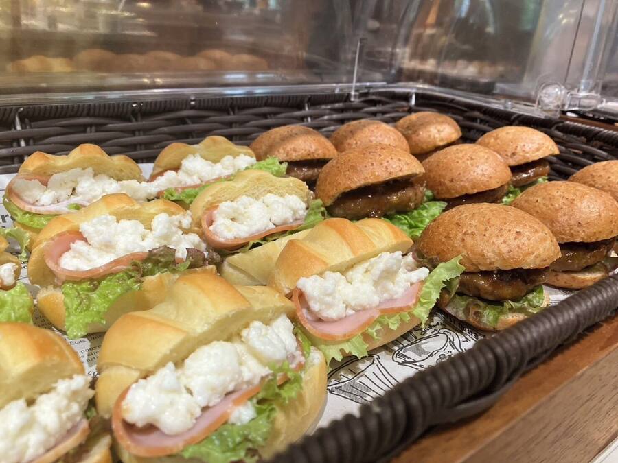 Un bufé con sándwiches y panecillos.