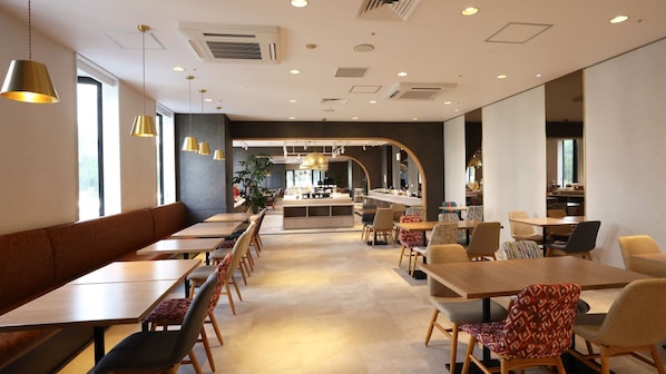 Daily buffet breakfast (JPY 1500 per person)