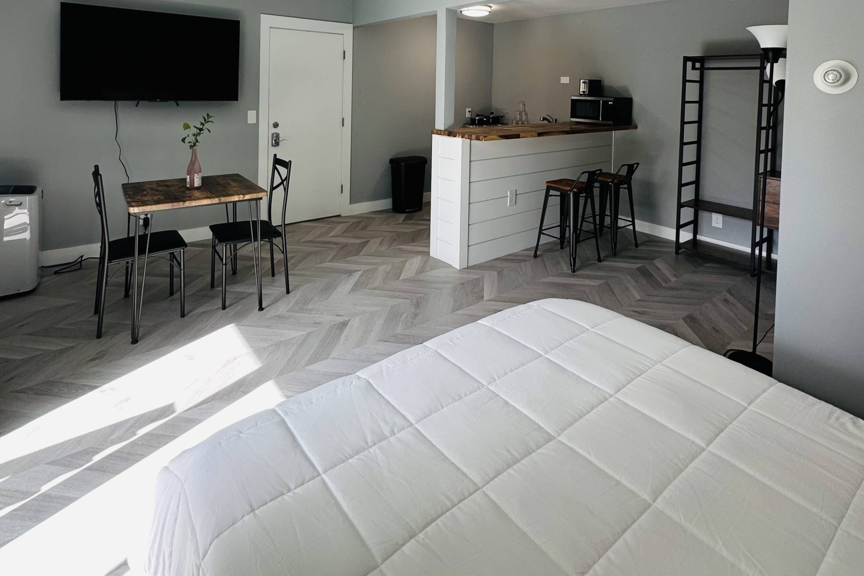 Newly Remodeled Studio in a Fantastic Location!