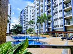 Outdoor pool - One Palm Tree Villas - Unit 3i and 3j (Pasay)
