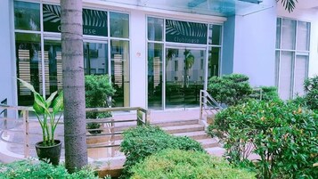 标准开间, 1 张双人床, 泳池景观 | 公园景观