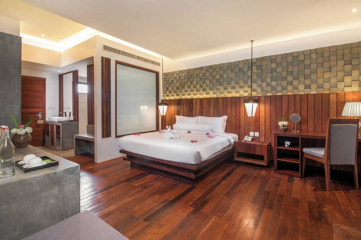Premium bedding, minibar, in-room safe, desk