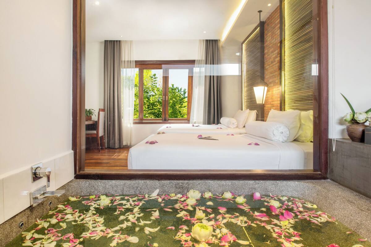 Premium bedding, minibar, in-room safe, desk