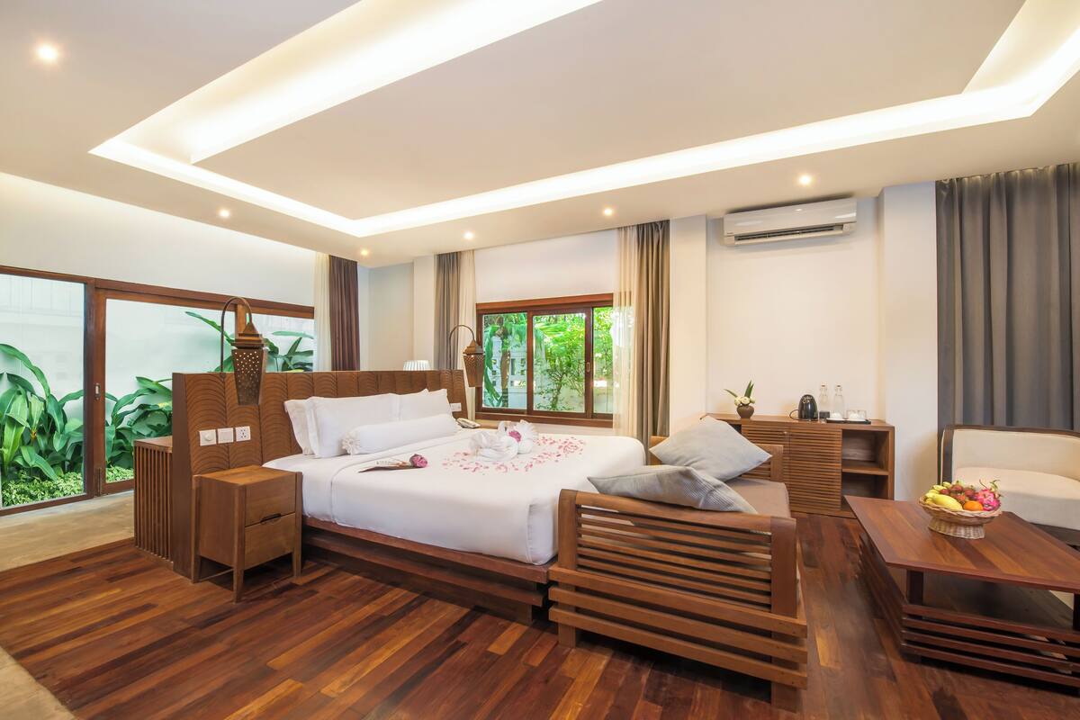 Premium bedding, minibar, in-room safe, desk