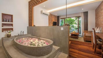 Garden Suite Pool Access | Baño | Bañera y ducha independientes y bañera profunda