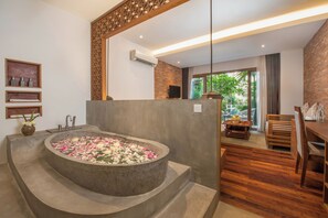 Garden Suite Pool Access | Salle de bain | Baignoire et douche s�éparées, baignoire relaxante profonde