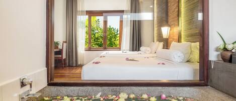 Family Suite, 2 Bedrooms | Bilik Mandi | Tab mandi dan pancuran berasingan, tab mandi rendaman dalam