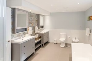 Serviettes fournies, savon, shampoing, papier toilette