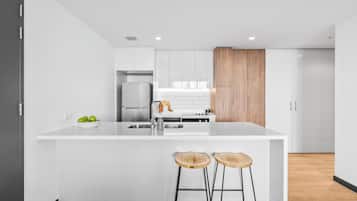 Executive-íbúð - 3 svefnherbergi | Einkaeldhús | Örbylgjuofn, eldavélarhellur, rafmagnsketill, brauðrist