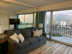 Smart TV - Breezy Waikiki Apartment sleeps 6 with Free Parking (Honolulu)