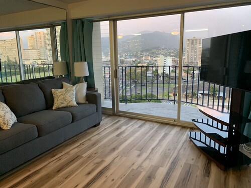 Breezy Waikiki Apartment sleeps 6 with Free Parking