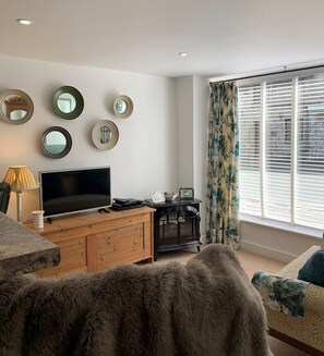 Smart TV, books, music library, stereo - Castleton Derbyshire Peak District 2 Bed Ground Floor Apartment  (Castleton, Hope Valley)