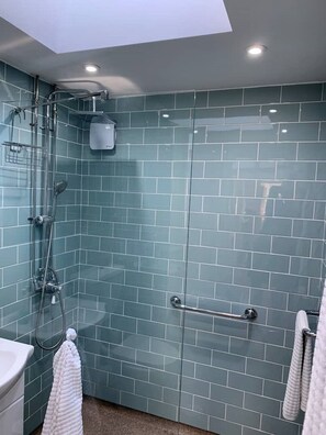 Dusche, Haartrockner, Handtücher, Seife