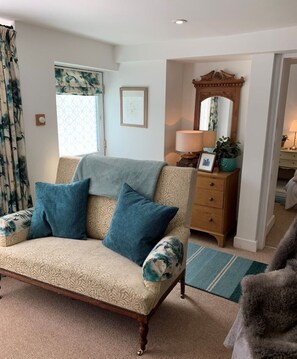 Smart TV, books, music library, stereo - Castleton Derbyshire Peak District 2 Bed Ground Floor Apartment  (Castleton, Hope Valley)