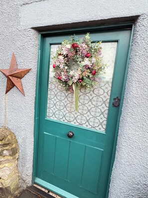 Exterior detail - Castleton Derbyshire Peak District 2 Bed Ground Floor Apartment  (Castleton, Hope Valley)