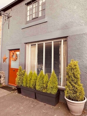 Exterior detail - Castleton Derbyshire Peak District 2 Bed Ground Floor Apartment  (Castleton, Hope Valley)