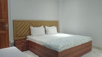Standard Triple Room | Desk, blackout curtains, iron/ironing board
