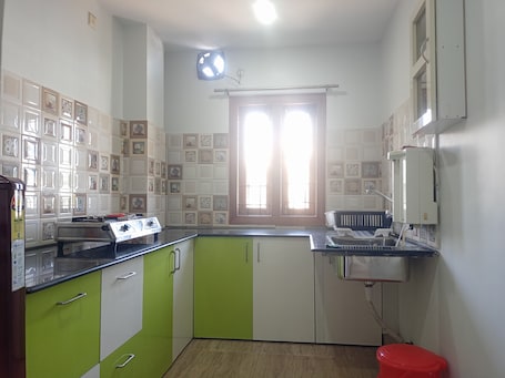 标准三人房 | 私人厨房 | 茶具/咖啡用具、电热水壶