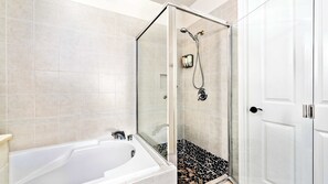 Douche, sèche-cheveux, serviettes fournies