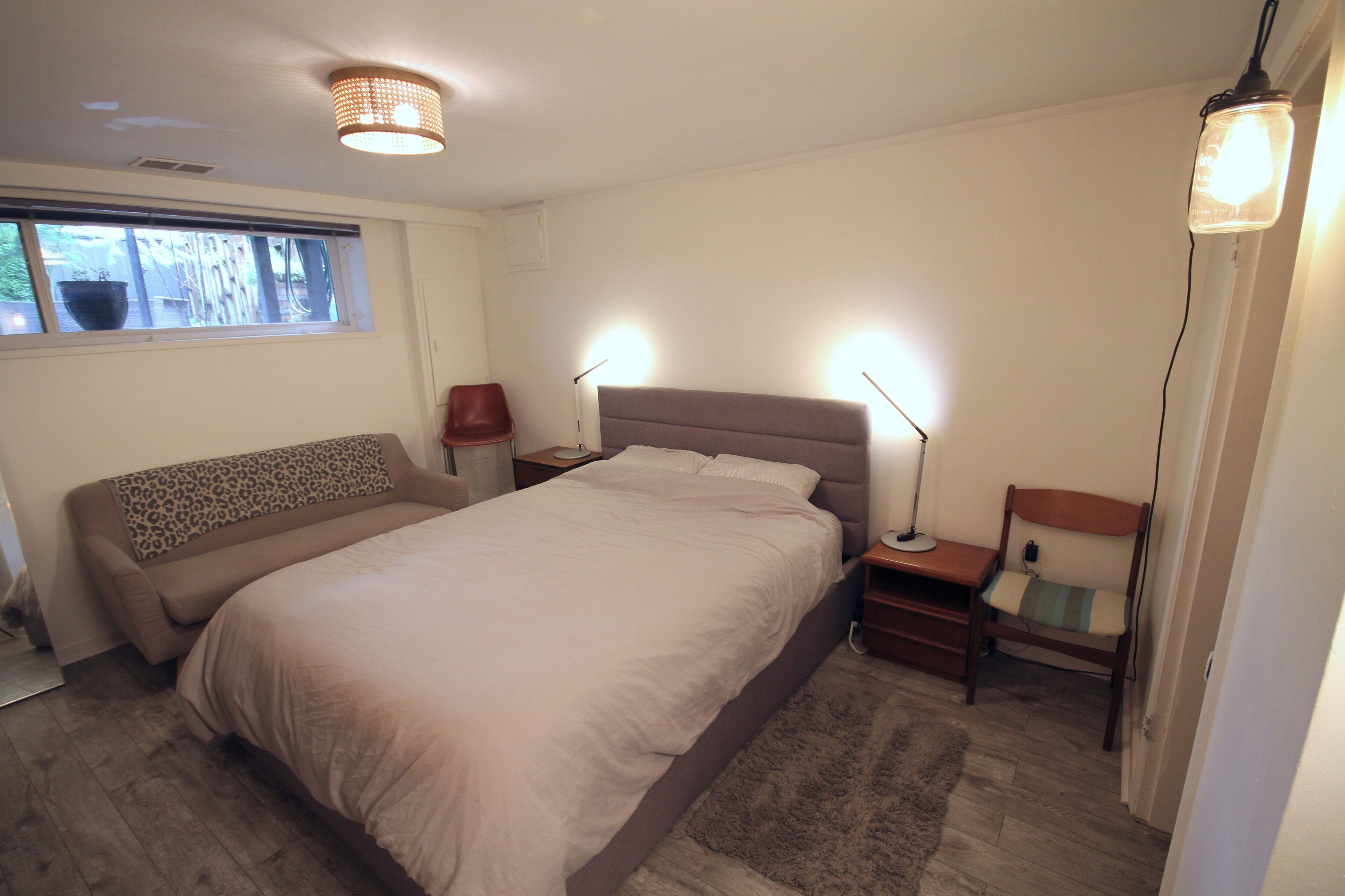 Cozy Sunrise Suite in hip East Van neighbourhood