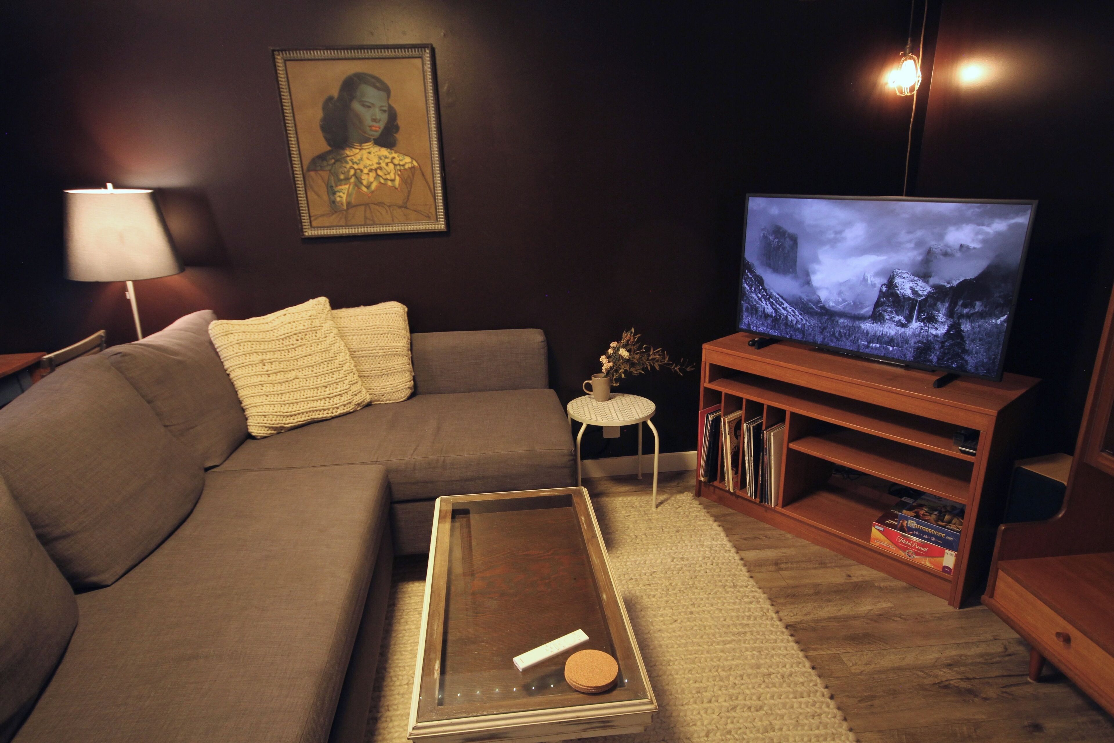 Cozy Sunrise Suite in hip East Van neighbourhood