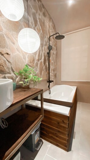 Basic Double Room | Free WiFi - YLUNA Boutiquestay (Can Tho)