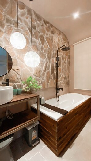 Basic Double Room | Bathroom - YLUNA Boutiquestay (Can Tho)