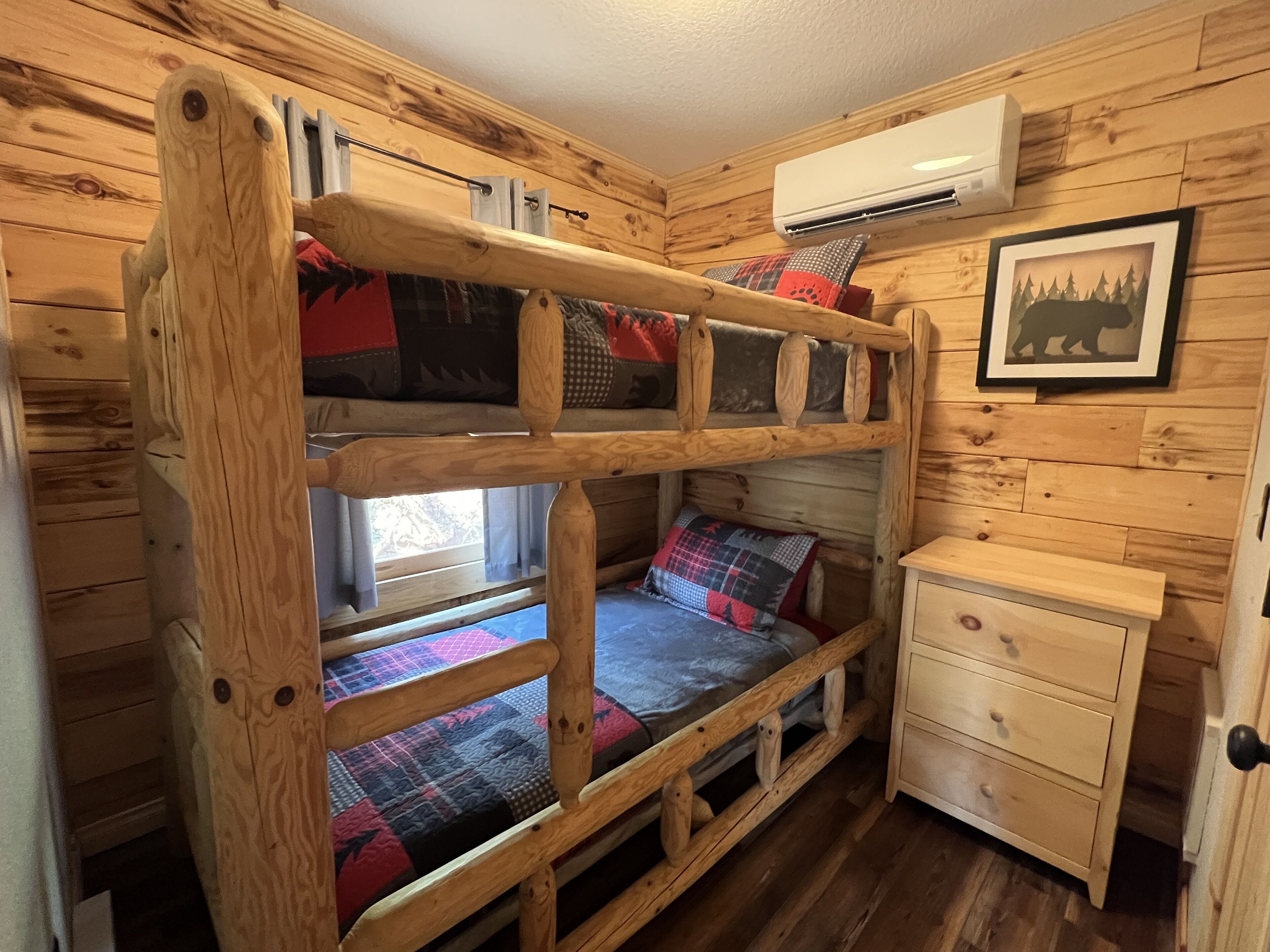 2bd Cozy Log Mountain Cabin in Franklin w/Wi-Fi