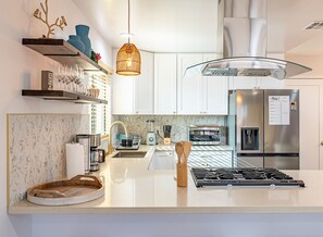 Refrigerador, microondas, horno y parrilla de estufa 