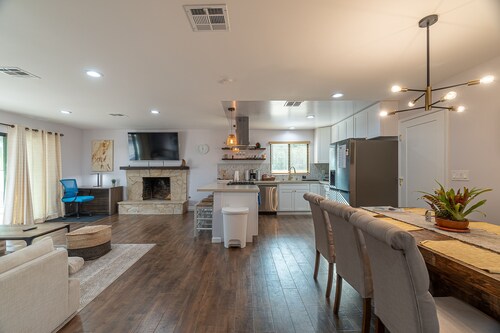 Sunny Escape with Pool near colleges, park, shopping, restaurants, convention