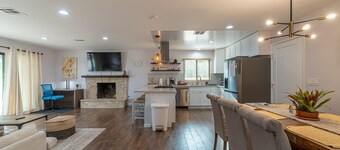 Sunny Escape with Pool near colleges, park, shopping, restaurants, convention