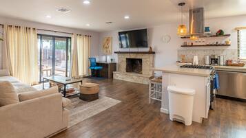 Smart-TV, Tischfußball, Tischtennisplatte