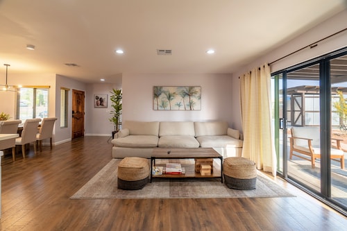Sunny Escape with Pool near colleges, park, shopping, restaurants, convention