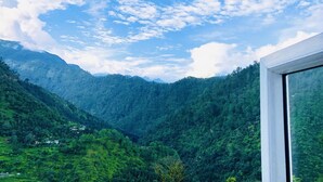 A mountainous landscape with a clear sky. - Hotel The Himalaya Orchid Guptkashi (Ukhimath)