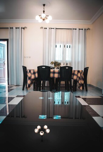 Odza, Modern Apartment, 3 Bedrooms, Private Parking