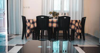 Odza, Modern Apartment, 3 Bedrooms, Private Parking