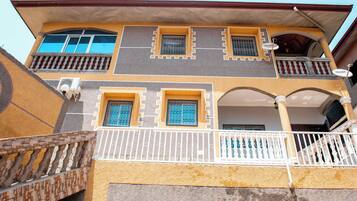 Apartment, 3 Bedrooms, Smoking, Patio | Property entrance