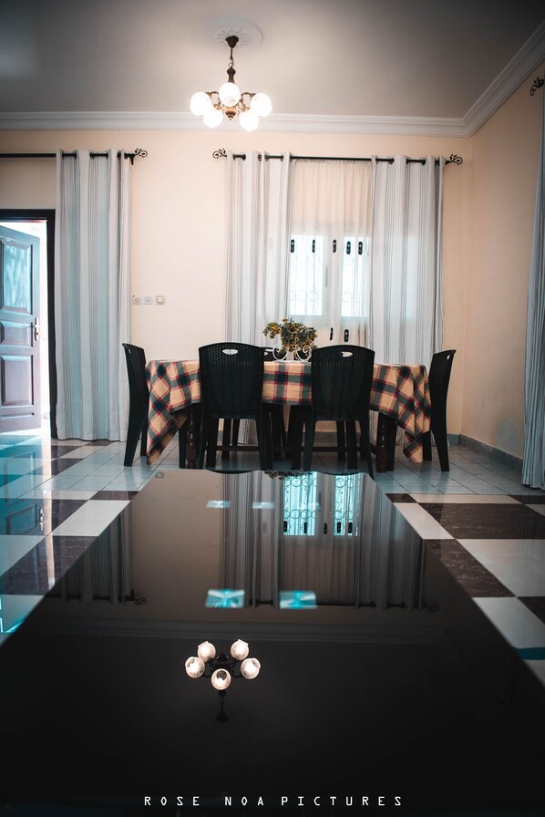 Lounge - Odza, Modern Apartment, 3 Bedrooms, Private Parking (Yaoundé)