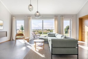 TV, fireplace, stereo