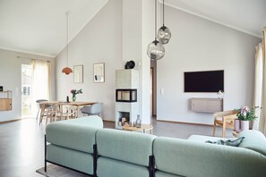 Fernseher, Kamin, Stereoanlage